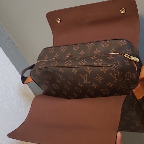 Authentic LOUIS VUITTON Navaiglio - Picture 11 of 17